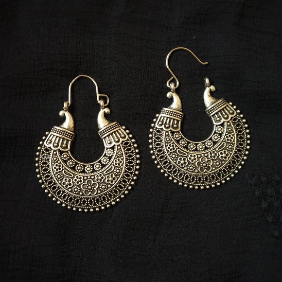 Black metal hoop earing